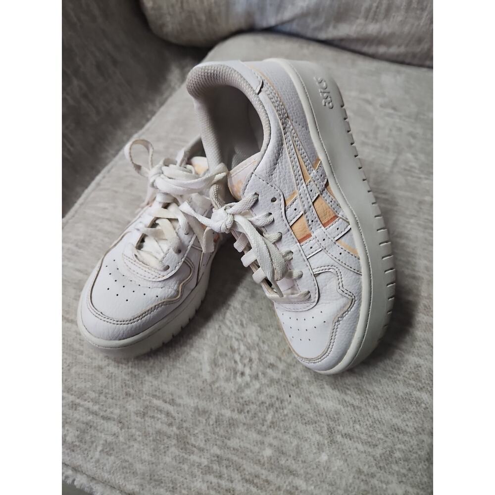 ASICS low-top lightweight comfortable sneakers with striped detail Size 5